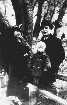 Jazep Najdziuk z żoną i córką na spacerze w parku w Wilnie Fot. ze zbiorów Heleny Kozłowskiej nie, bowiem objętość książki wydanej w Mińsku była pięciokrotnie większa niż wydania wileńskiego.