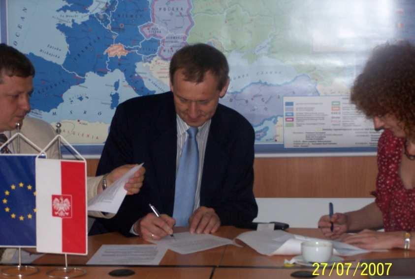Kontrakt podpisują Prezes PWiK R. Pastuszka i Wiceprezes INTROL S.A.