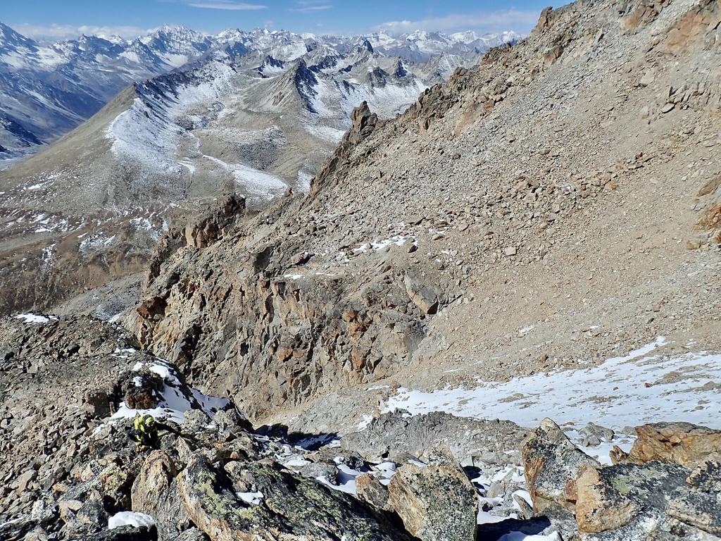 Próba wejścia na nieznany szczyt o wysokości 6233m Drugi biwak, wysokość 5750m Po zimnym, drugim biwaku 12 listopada nie spiesząc się (bo chcieliśmy jak najdłużej zostać na tej wysokości) zeszliśmy