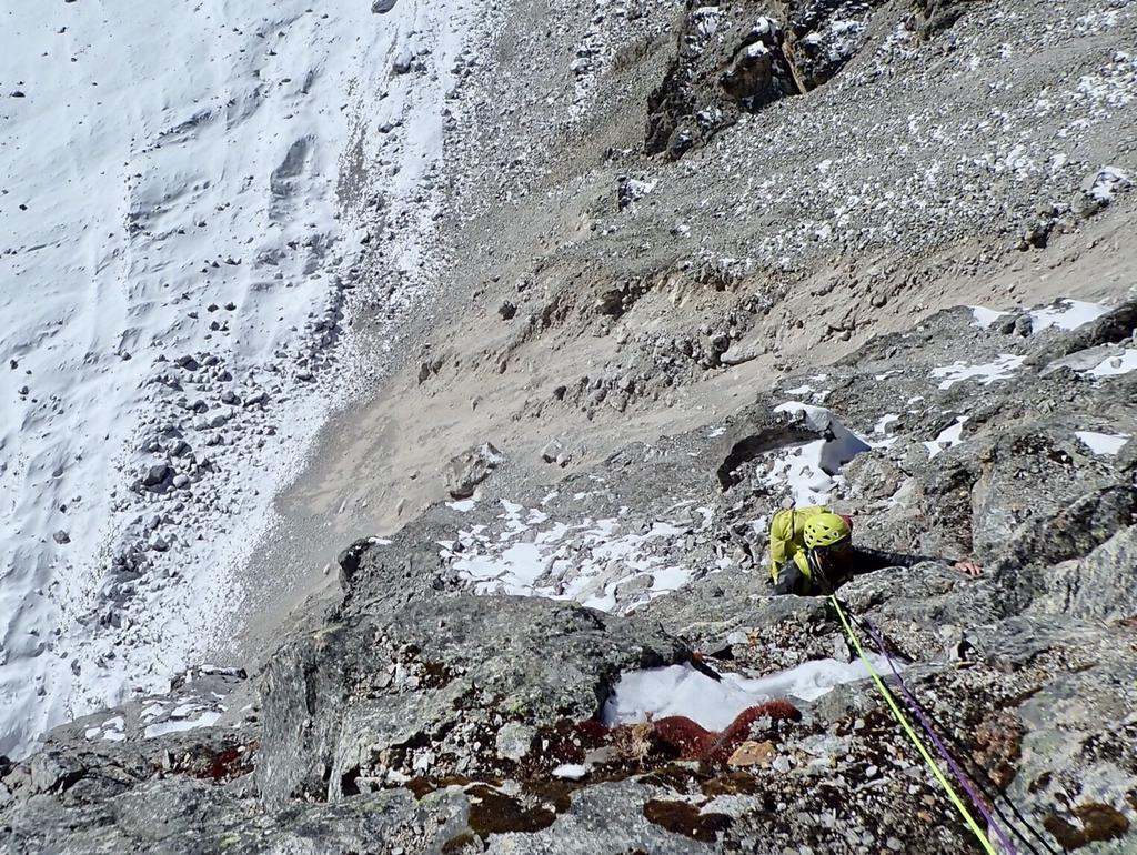 Pierwszy dzień wspinaczki. Zabiwakowaliśmy powyżej bastionu skalnego (wysokość ok. 5500m), tuż pod śnieżno-skalnymi partiami ściany w bezpiecznym miejscu pod wielkim kamieniem.