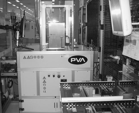 98 A. Pawlak miennik UV o mocy 1,8 kw. Obwody drukowane przemieszczają się na taśmie, która przechodzi przez środek maszyny. Rys. 1. Widok maszyny do utwardzania za pomocą promieniowania UV żelu ochronnego (fot.