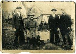 Józef Ulma w gronie ludowców wchodzących w skład Komitetu Wiejskiego Uniwersytetu Orkanowego w Gaci, Markowa lub Gać, 1933 r. [ze zbiorów M. Szpytmy].