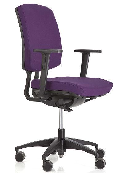 Race Krzesło obrotowe Krzesło obrotowe standardowo wyposażone w mechanizm synchroniczny z regulacją siły odchylenia w zależności od wagi użytkownika, teleskop z płynną regulacją wysokości siedziska,