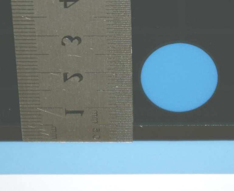 Zdjęcie nr 1.7 NałoŜenie na siebie dwóch filmów w celu oceny odległości między krawędzią pola promieniowania X a krawędzią filmu od strony brodawki. krawędź filmu Zdjęcie nr 1.