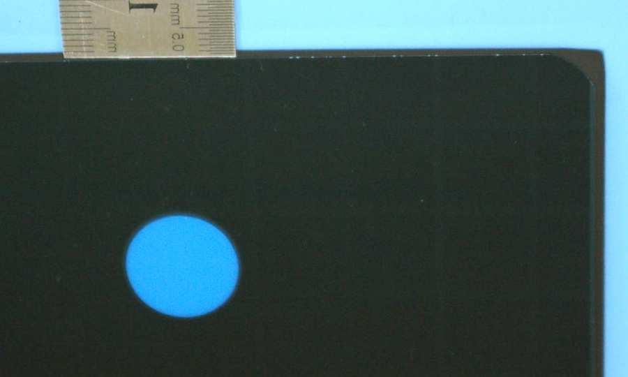 Zdjęcie nr 1.11 NałoŜenie na siebie dwóch filmów w celu oceny odległości między krawędzią pola promieniowania X a krawędzią filmu od strony klatki piersiowej. Zdjęcie nr 1.