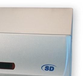 Możliwość podłączenia macierzy SATA (do 5 TB). Wbudowana nagrywarka DVD. Znak wodny. Pilot IR w zestawie. Wyjścia monitorowe główne: Video (BNC, VGA D-SUB) oraz pomocnicze: Video (BNC).