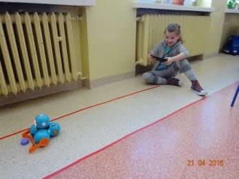 1. K-3: Sytuacja: porozrzucane karty z obrazkami zwierząt, owoców itp.