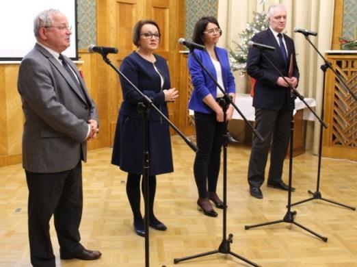 Zapowiedź Z końca grudnia 2015: szybki Internet do wszystkich szkół (MC) nowa podstawa programowa informatyki, a w niej programowanie dla wszystkich uczniów: 2016/2017 pilotaż 2017/2018 na dobre we
