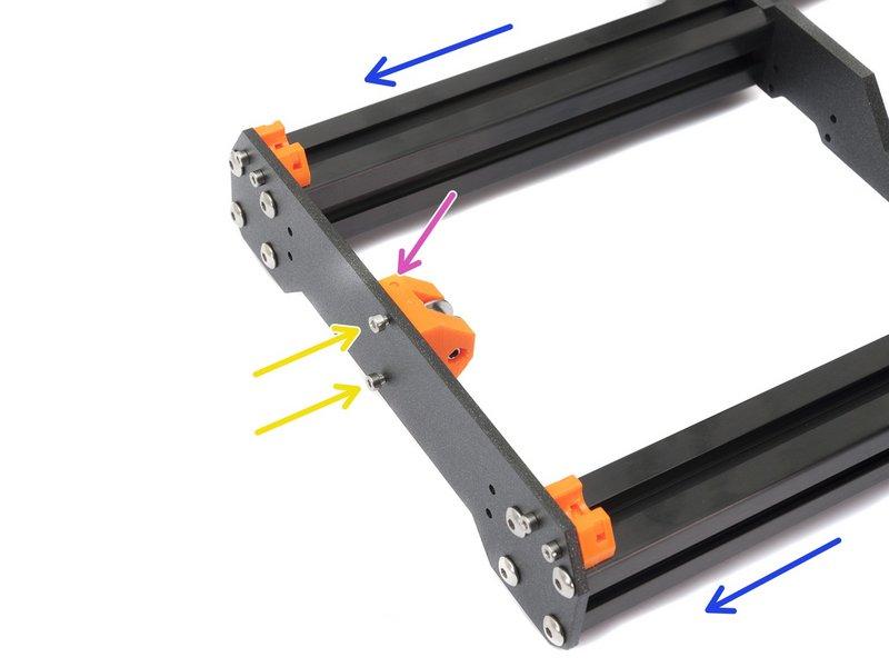 Step 18 Montaż uchwytu koła pasowego osi Y Obróć ramę, aby dłuższe profile aluminiowe były skierowane w Twoją stronę.