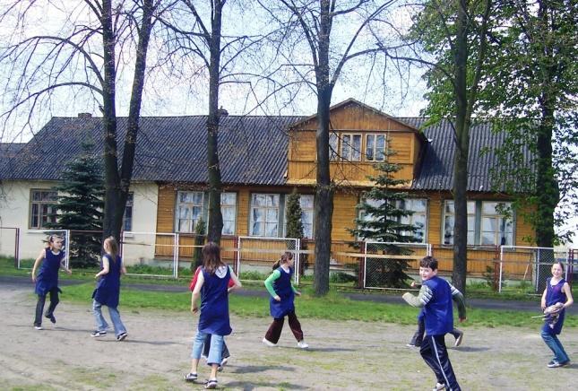 Słabe strony małych wiejskich szkół odległość od centrów kultury i nauki, zasobów edukacyjnych takich jak biblioteki, domy kultury, muzea odległość od placówek doskonalenia nauczycieli i bibliotek