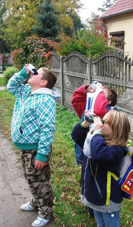 Mocne strony małych wiejskich szkół mała liczba uczniów w szkole i w poszczególnych klasach i fakt, że wszyscy mogą się poznać osobiście, indywidualizacja nauczania, mało liczne grono pedagogiczne,