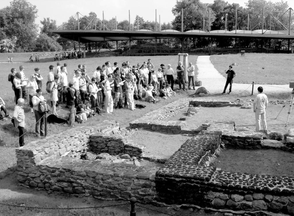 Arkadiusz Tabaka Metody geoinformacyjne w badaniach archeologicznych 135 The staff of the Museum of the First Piasts at Lednica were also very active during the conference.