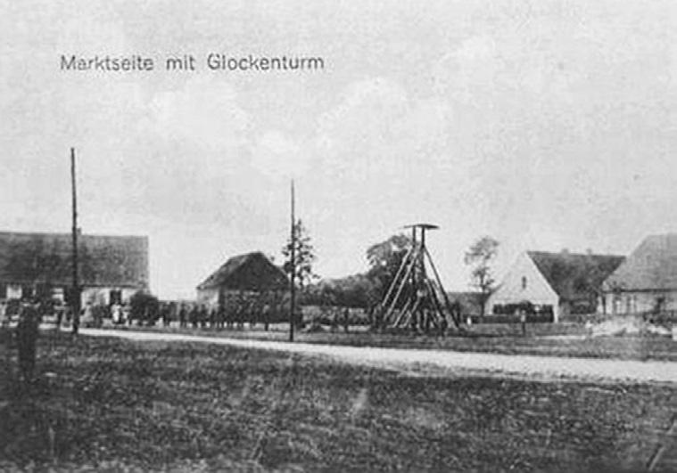 138 Ryc. 1. Pocztówka z widokiem na południowo-zachodnią część wsi, koło dzwonu ; www.fotopolska.pl Fig. 1. Postcard with a view of the south-western part of the village, close to the bell ; www.