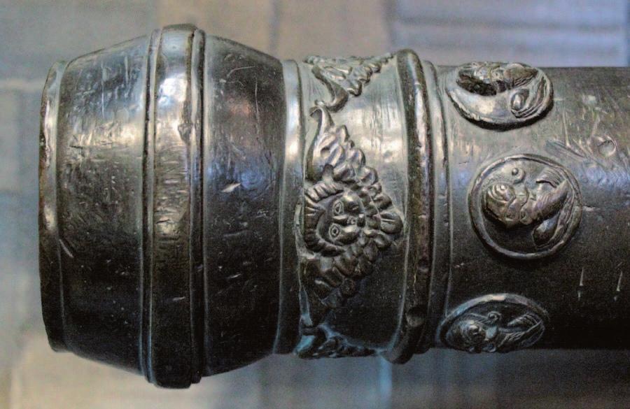 АРТЫЛЕРЫЯ НЯСВІЖСКАГА ЗАМКА 2.15. Дэкор на вылётнай частцы гарматы Л. Герля, 1571 г. няльнымі паясамі на тры часткі.