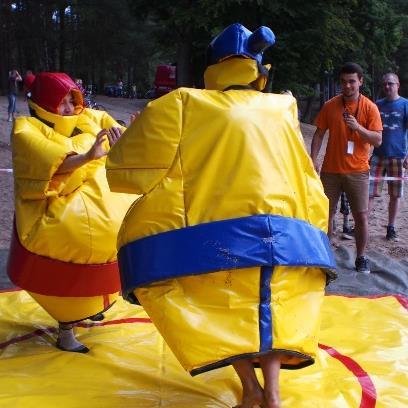 Grupy przemieszczają się pomiędzy punktami, konkurując pomiędzy sobą na każdym z przystanków.