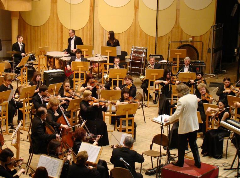 What are the groups of instruments in an orchestra? What s the order of orchestra s instruments? (The conductor is in the middle, then from his left: violins, violas, cellos and double bass.