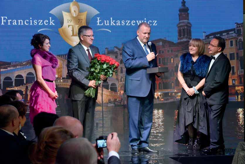 40 lat pasji i piękna Jubileusz 40-lecia rodzinnej firmy Kuśnierstwo to piękne rzemiosło z wielowiekową tradycją. Praca mistrza kuśnierskiego polega na tworzeniu dzieła.