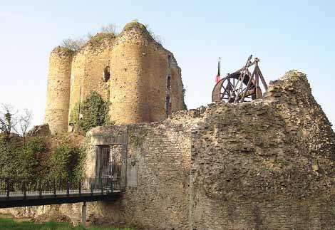 O ochronie zabytków i sztuce dobrej konserwacji Fot. 1 i 2. Trwała ruina francuskiego zamku Franchimont, Theux, Belgia (fot. A. Wojciechowska-Grygo).