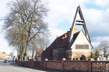 O ochronie zabytków i sztuce dobrej konserwacji Fot. 5. Przykład 700-letniego kościoła, w którym w 1974 roku nad kruchtą wykonano betonową, współczesną dzwonnicę.