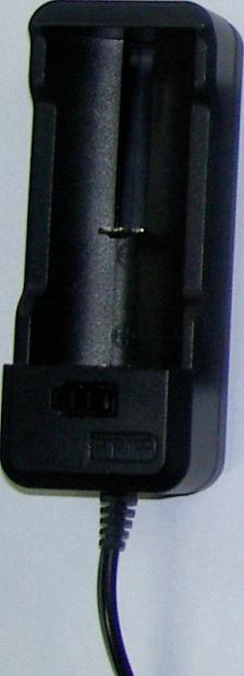 wmontowanego na stałe w rękojeść (5) z włącznikiem i regulacją intensywności świecenia (6) 2 szt akumulatorów Ładowarki do akumulatorów 4.