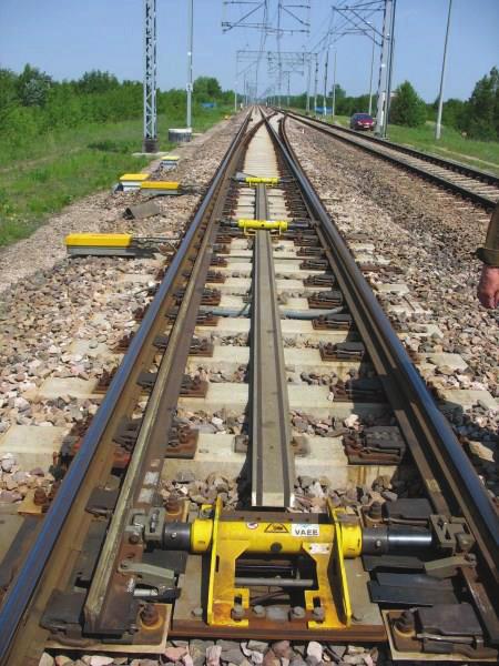 Przegląd rozwiązań technicznych układów sterowania rozjazdami kolejowymi 213 System ten wymaga tylko jednego napędu zwrotnicowego i przekazuje ruch przestawczy do pozostałych zamknięć.