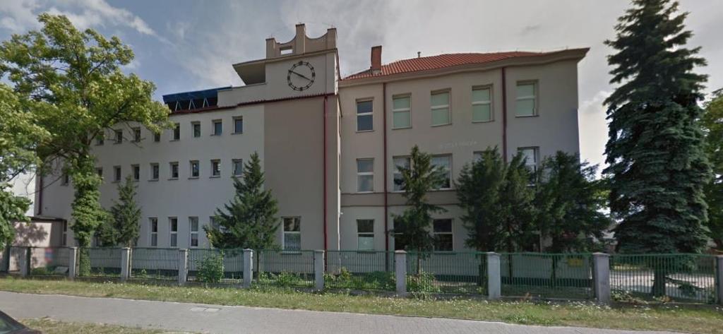 użytkowej 3 647,90 m² i halą sportową. Nieruchomość na podstawie decyzji Zarządu Powiatu Skarżyskiego z dnia 16.12.2003r.