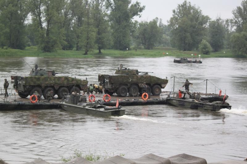 BARTNICKI Adam 1 Hydrostatyczny układ napędowy samobieżnego promu przeprawowego dużej ładowności WSTĘP Pokonywanie przeszkód wodnych podczas działań bojowych to jedno z trudniejszych zadań stojących