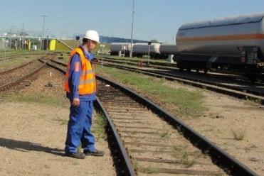 iglice wewnętrzne szyny w rozjeździe: zawsze jedna z iglic dolega do szyny zewnętrznej (opornicy), podczas gdy druga jest w pozycji odlegającej, pręty nastawcze służą do przesuwania iglic.