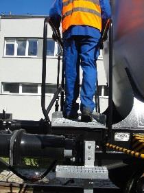 i) Przy poruszaniu się w obrębie rozjazdów oraz zwrotnic, nie należy stawiać stóp na