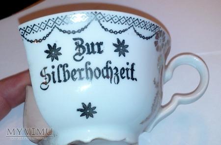 NIEMIECKA FILIŻANKA 209-0-07 NIEMIECKA FILIŻANKA Datowanie: 98 Niemiecka filiżanka ( uszkodzona )z napisem Zur Silberhochzeit - srebrne wesele sygnatura Bavaria