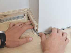 Attach the skirting board to the wall with an inserted inside corner.
