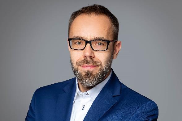 Karol Sienkiewicz jest wykładowcą na studiach podyplomowych w Wyższej Szkoły Bankowej w Toruniu w zakresie prawnych aspektów HR, doradcą Związku Pracodawców Ciepłownictwa oraz członkiem Business