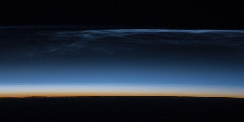 Jest cienką strefą przejściową między stratosferą a mezosferą: o stałej temperaturze około 0