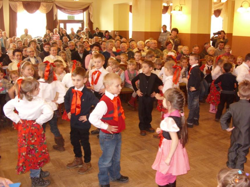 o Dzień Babci i Dziadka, o Bal Karnawałowy, o Dzień Kobiet, o Dzień Mamy i Taty, o Dzień Dziecka i wiele innych Wszystkie zorganizowane uroczystości dostarczają wielu pozytywnych emocji i przeżyć.