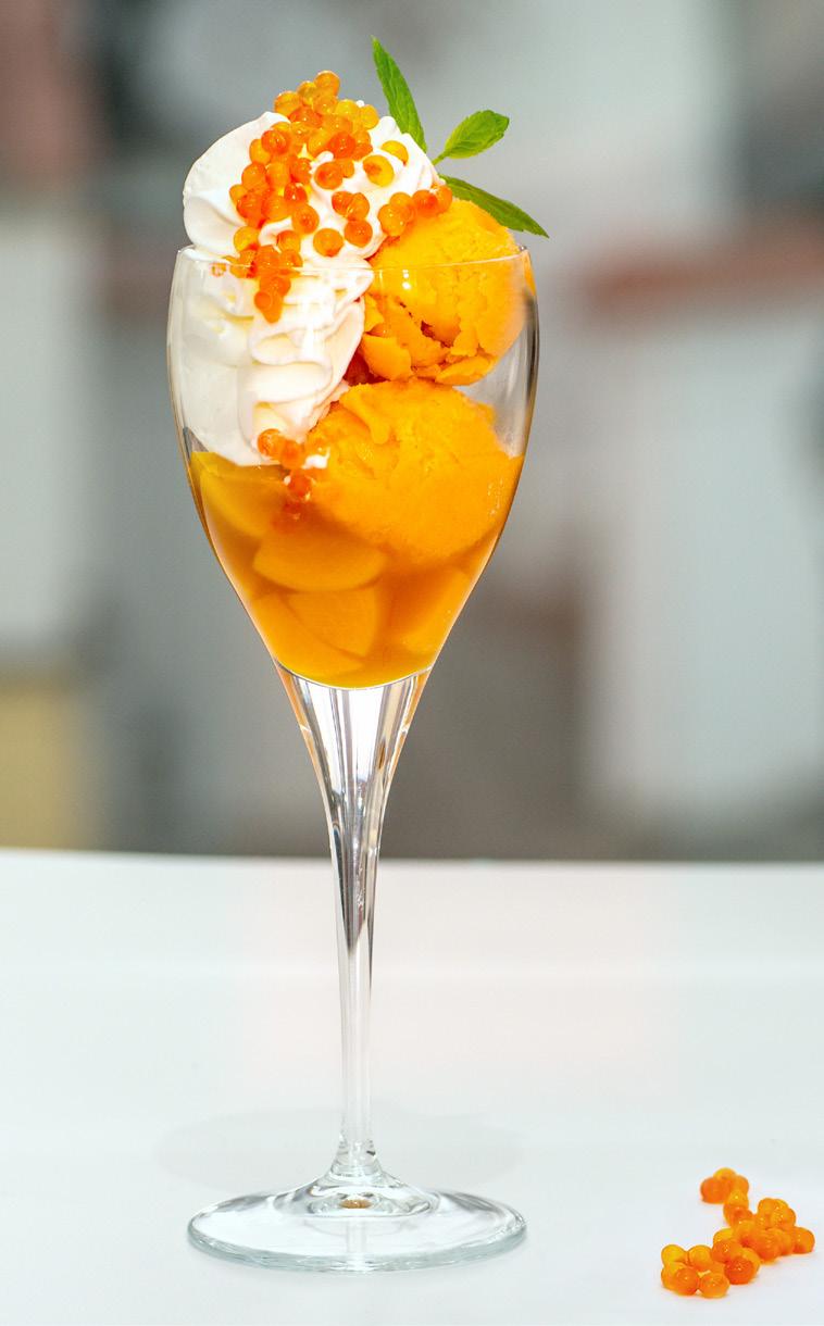 Bueno own manufacture 18 zł Wulkan pomarańczowy / 240g Puree mango / brzoskwinie / sorbet pomarańczowy / bita śmietana /