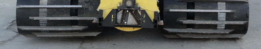 widoczny otwór odpływu wody z pompy zęzowej W gąsienicowy module transportowym zespoły gąsienicowe zamontowano do