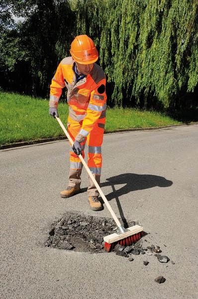 Zadanie 38. Podczas uszorstnienia warstwy ścieralnej z mastyksu grysowego SMA zużywa się grys lakierowany frakcji 2-5 w ilości od 8 do 10 kg na 1 m2 nawierzchni.