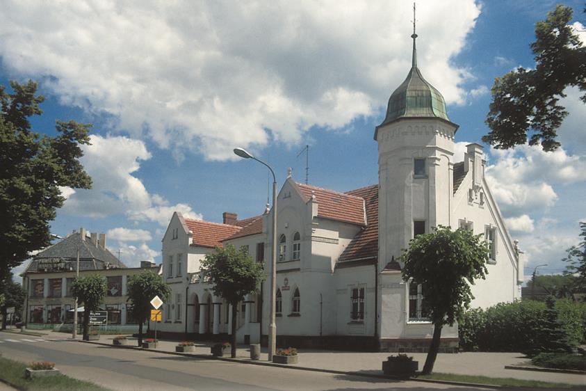 Wg danych Urzędu Stanu Cywilnego w Janowcu Wielkopolskim w 2014 r. gminę zamieszkiwało 9 226 osób, i jest to trzecia co do liczby ludności gmina w powiecie.