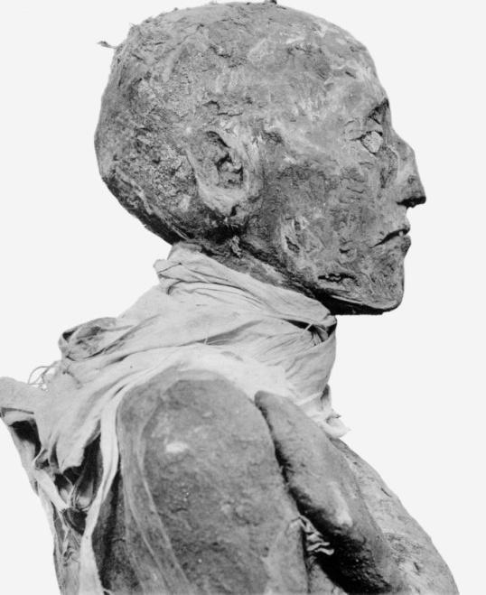 Zabójstwo Ramzesa III, 1155 r. p.n.e. Ramzes III został zamordowany. Zdjęcia z tomografii komputerowej mumii faraona wykazały obecność nacięcia na gardle.