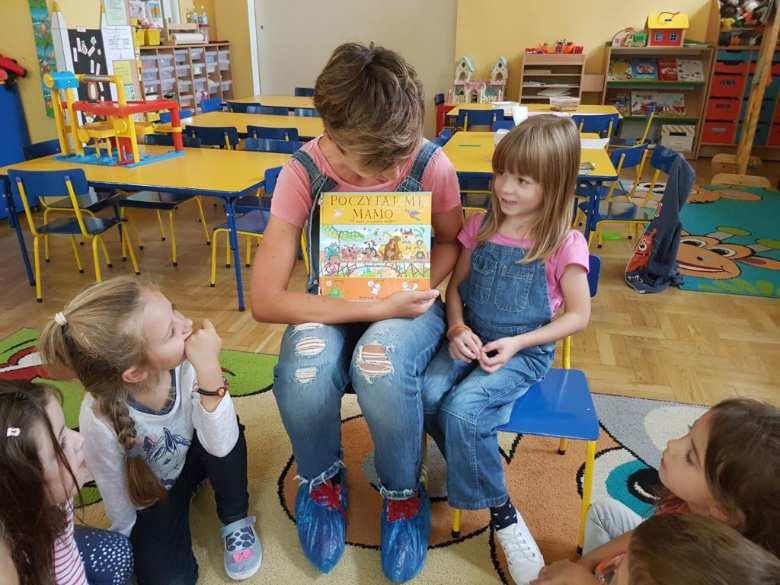 Popularne w naszym przedszkolu jest również czytanie książek, tym samym popularyzujemy czytelnictwo wśród najmłodszych i kształtujemy system