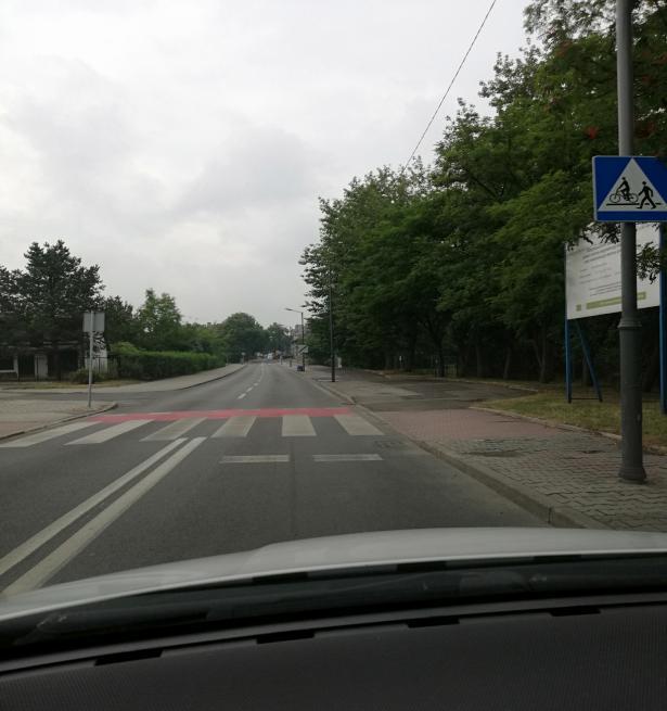 Wzdłuż ul. Wiśniowej zlokalizowany jest parking oznaczony znakiem pionowym D-18. Na parking prowadzą dwa zjazdy północny szer. 6,00 m oraz południowy szer. 6,50 m.