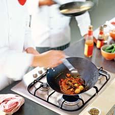 Specjalne składniki aktywnie niwelują powstawanie piany w zmywarce do urządzeń kuchennych.