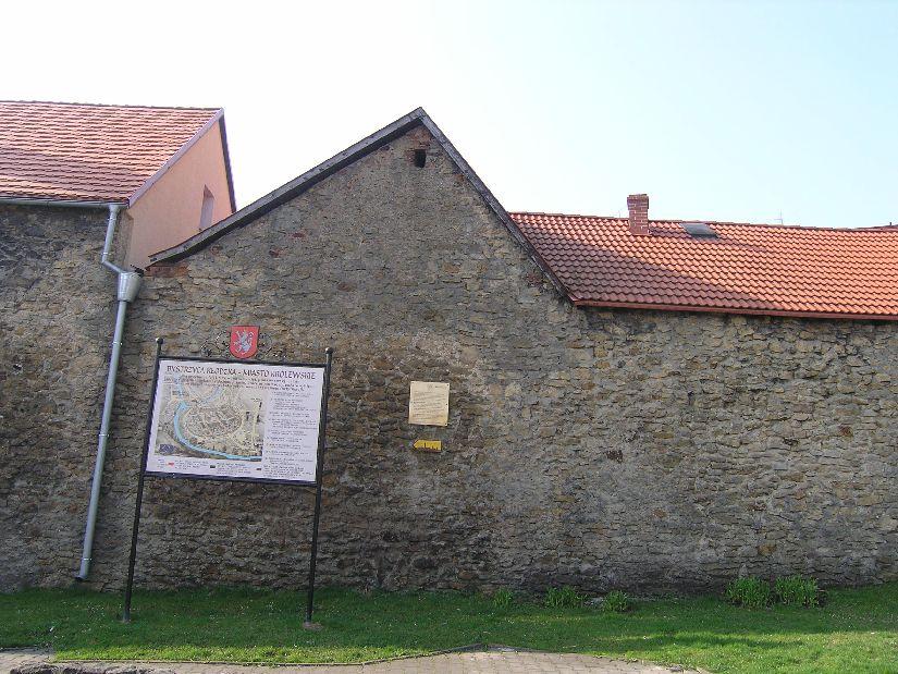 Fot. 4 /D-E/ Zniszczona struktura muru,