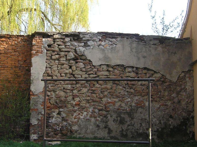 Fot. 13. /E1-E2/ Zdegradowane lico muru.