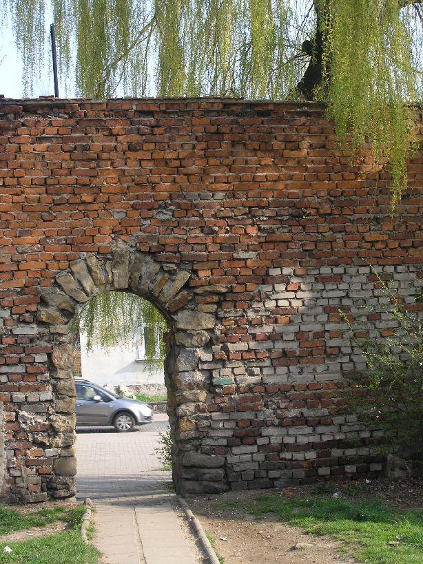 Luźne kamienie głównie w pasie górnym. Brak zabezpieczenia korony.