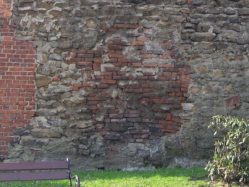 /K-L/ Cokół rozwarstwiony, luźne kamienie, brak