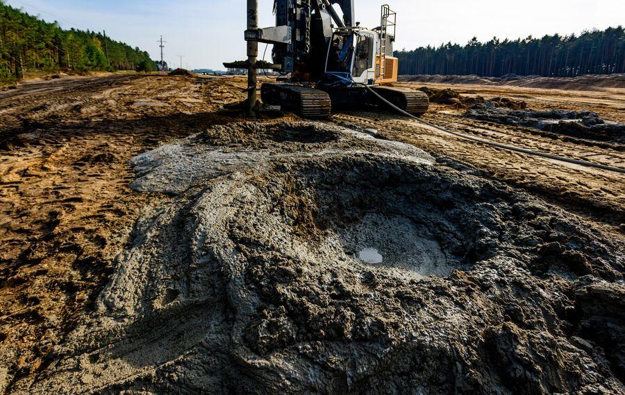 Zastosowanie Kolumny DSM mogą być z powodzeniem stosowane jako wzmocnienie gruntu czy wzmocnienie pod stopy fundamentowe hal, przyczółki mostowe, fundamenty elektrowni wiatrowych, obudowy wykopów i