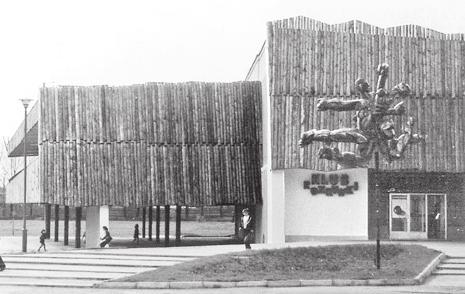 Jeżeli chodzi o polskie przykłady zastosowania powierzchni drewnianych w budynkach prezentujących wpływy brutalizmu, to można wymienić dwa obiekty.