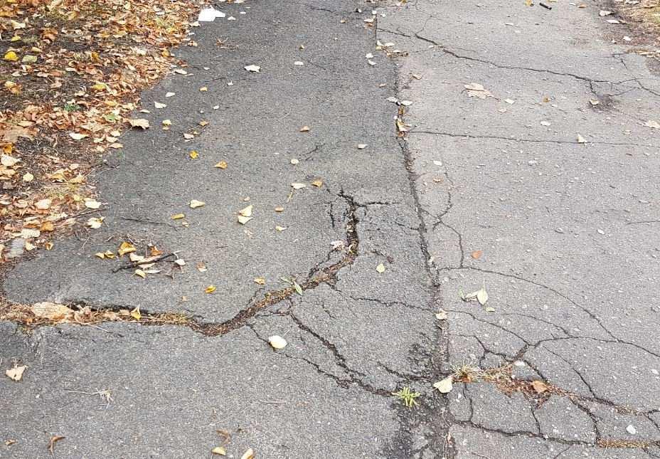 13 S t r o n a Zdjęcie 7 nawierzchnia chodnika w ciągu ul. Wiatracznej pomiędzy ul.