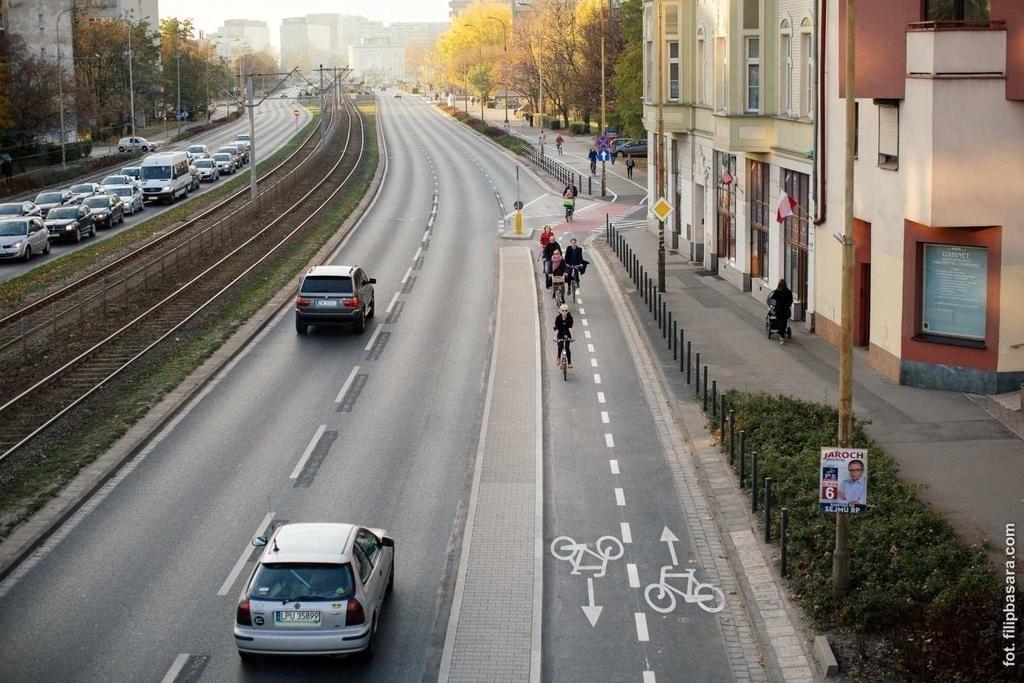 46 S t r o n a osiedli zamieszkania. Zaproponowano dwa warianty prowadzenia trasy rowerowej.